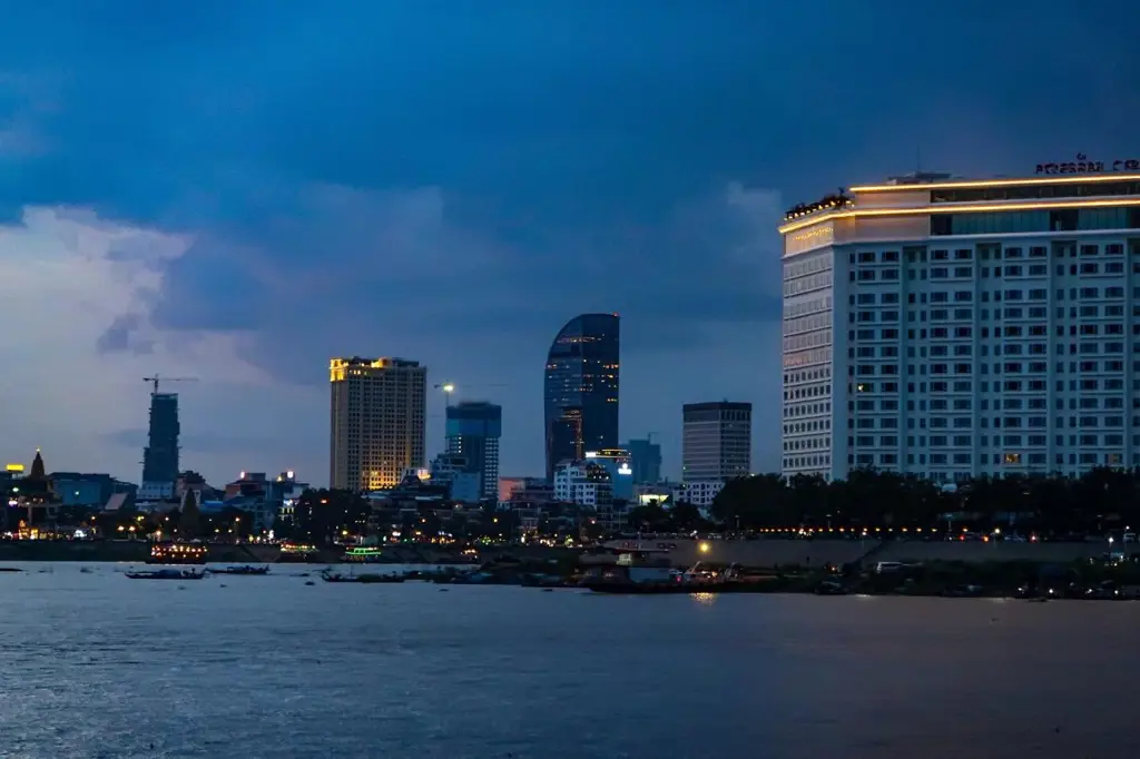 Gambar pemandangan kota Phnom Penh, Kamboja.