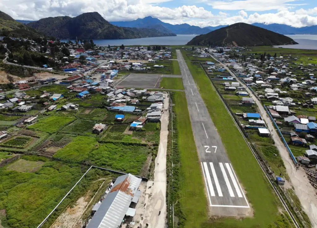 Landasan pacu Bandar Udara Enarotali