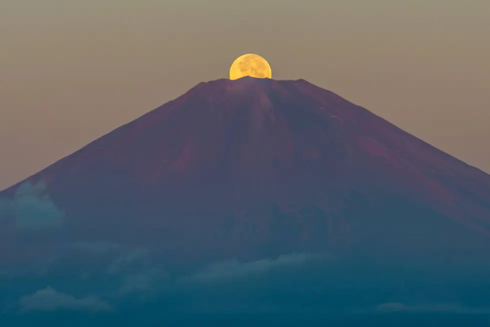 Bulan purnama di atas Jepang