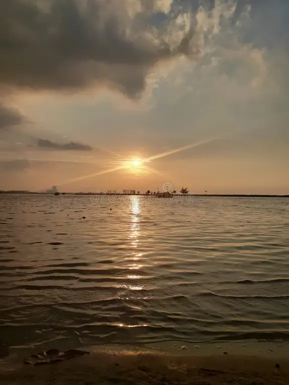 Pemandangan matahari terbenam yang indah dari Bandar Djakarta Ancol