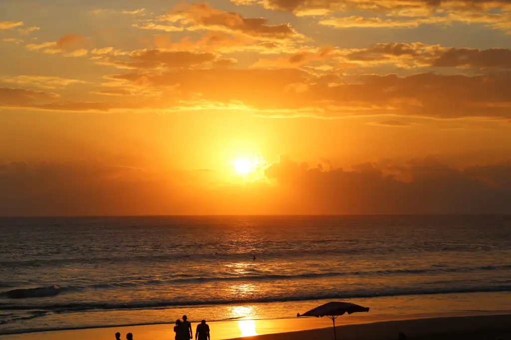 Pemandangan matahari terbenam yang indah dari Villa Kamboja Bali.