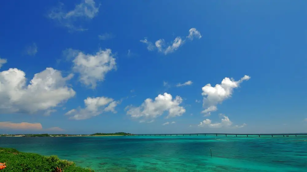 Pemandangan Okinawa bergaya anime