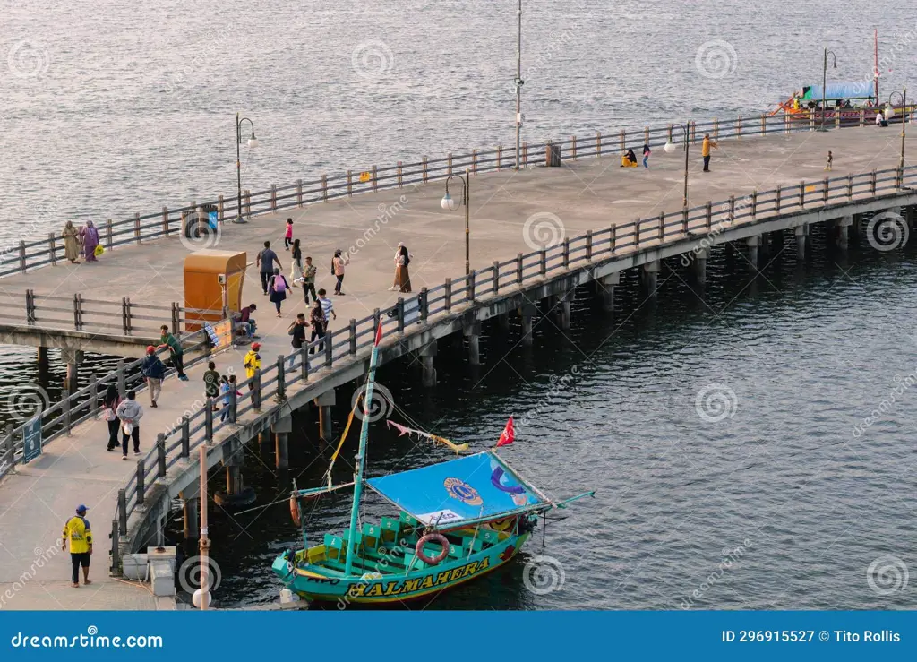 Pemandangan pantai Ancol yang indah dari restoran Bandar Djakarta