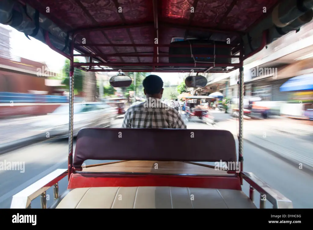 Tuk tuk melaju di pedesaan Kamboja