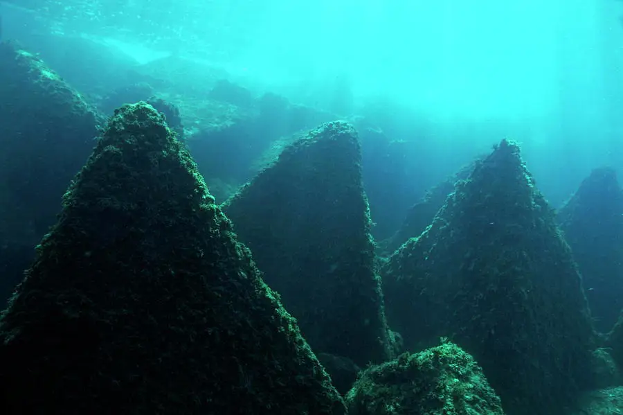 Formasi batuan menjulang tinggi di dekat laut