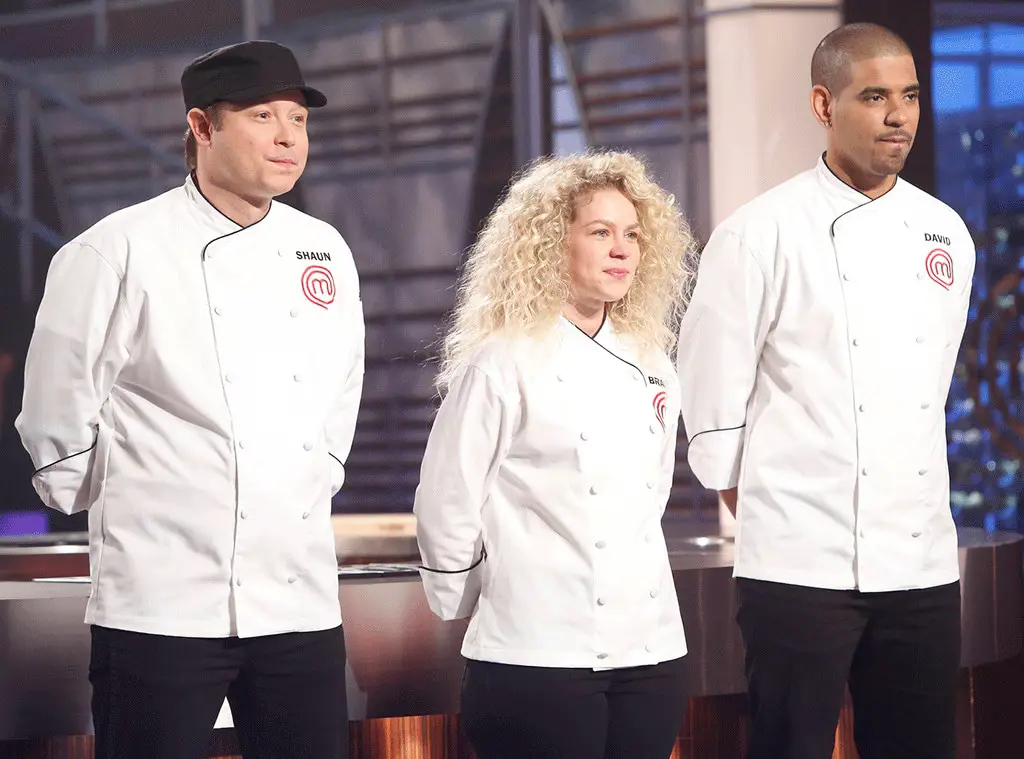 Pemenang MasterChef US Season 7 mengangkat trofi