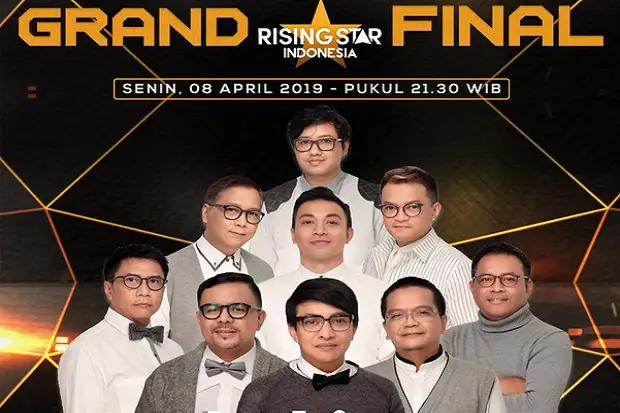 Pemenang Rising Star Indonesia 2019 mengangkat piala.