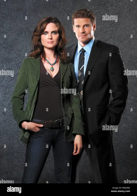 Emily Deschanel dan David Boreanaz sebagai Brennan dan Booth