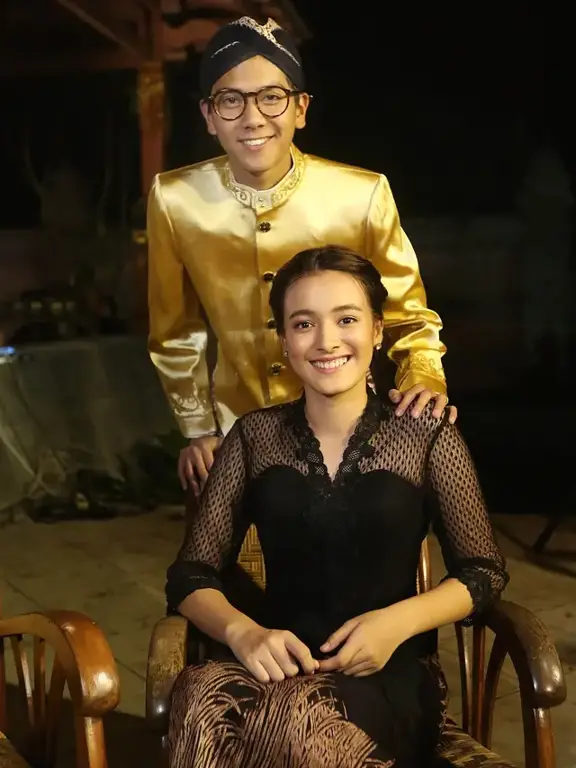 Foto Iqbaal Ramadhan dan Mawar De Jongh sebagai Minke dan Annelies dalam film Bumi Manusia