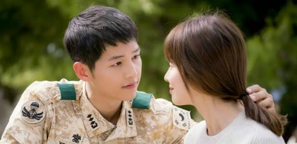 Foto Song Joong Ki dan Song Hye Kyo sebagai pemeran utama Descendants of the Sun