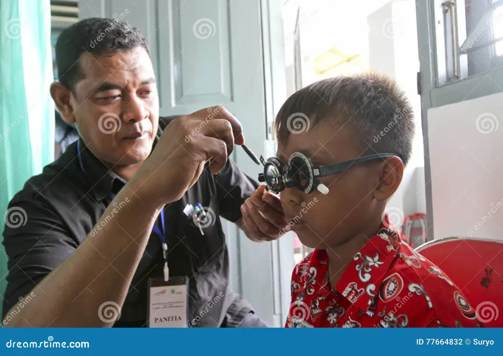 Pemeriksaan mata di optik Bandar Lampung