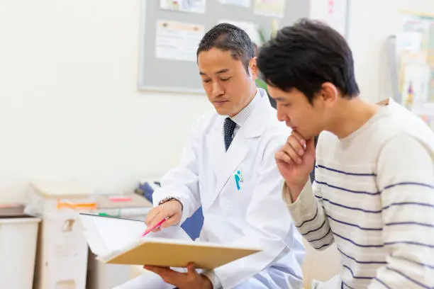 Seorang dokter Jepang memeriksa pasiennya