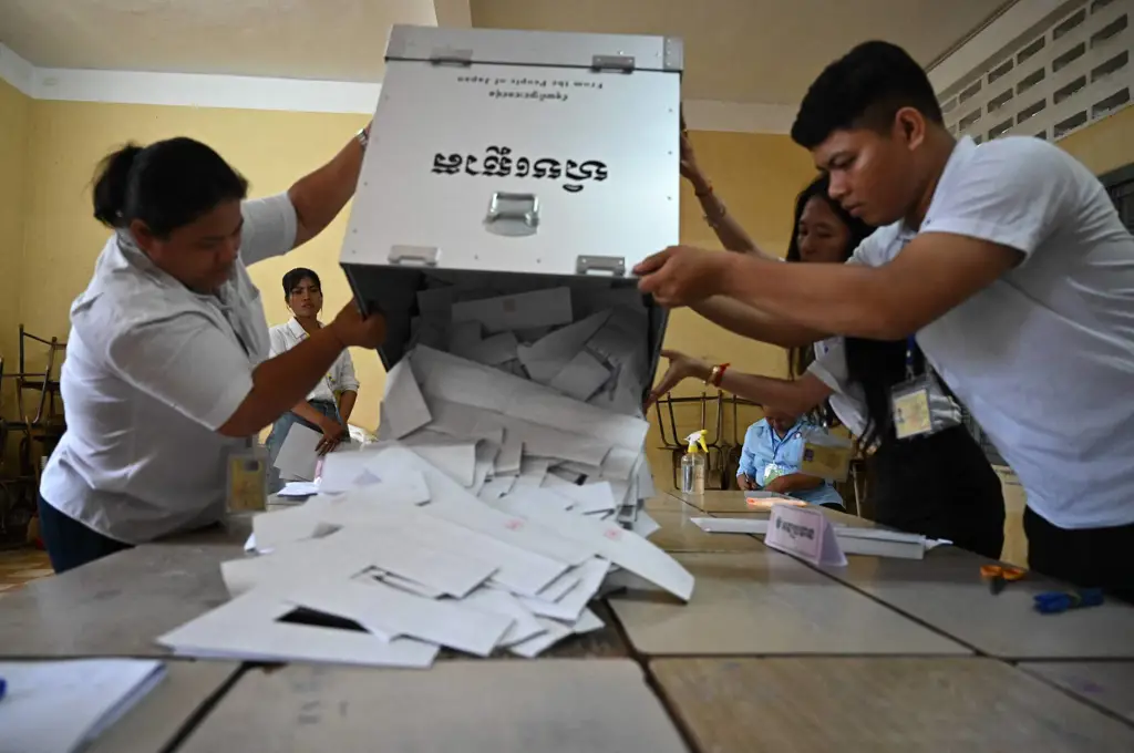 Gambar masyarakat Kamboja yang sedang melakukan pemungutan suara