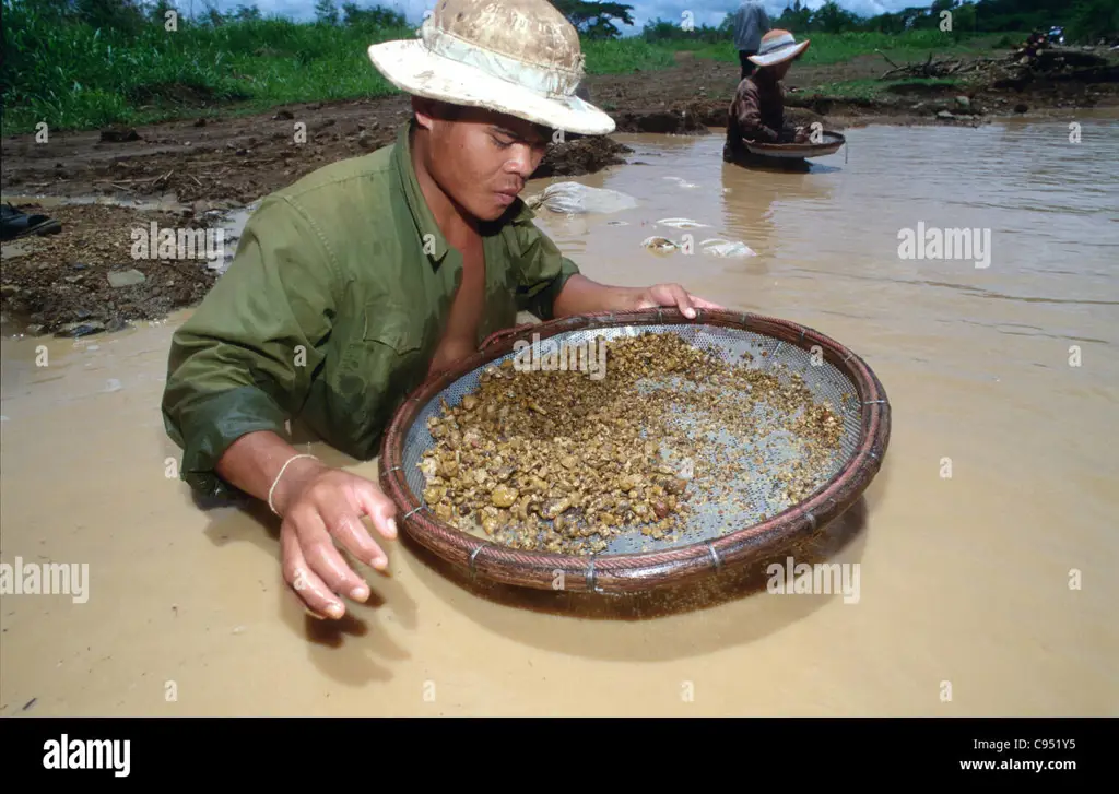 Penambangan batu permata di Kamboja