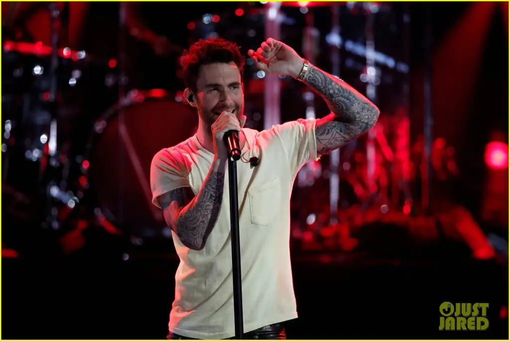 Adam Levine sedang membawakan lagu Animals di atas panggung