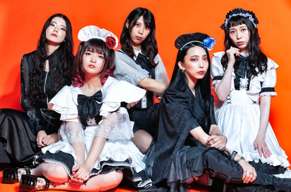 Band Maid sedang tampil live