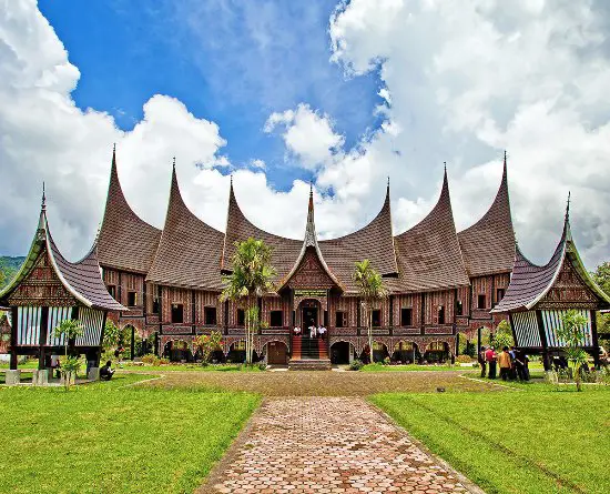 Penampilan budaya Minangkabau yang menampilkan lagu Katiko Cinto Musti Mangalah