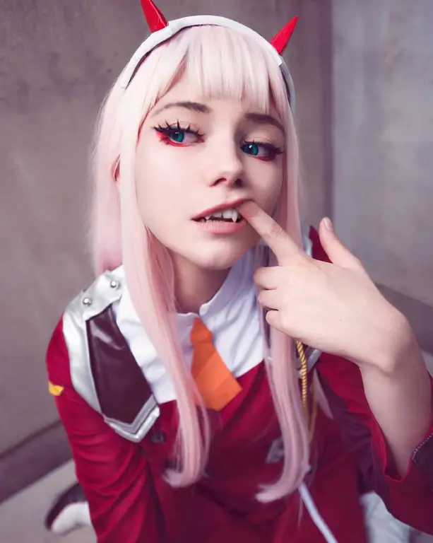 Wanita sedang mengenakan kostum cosplay anime