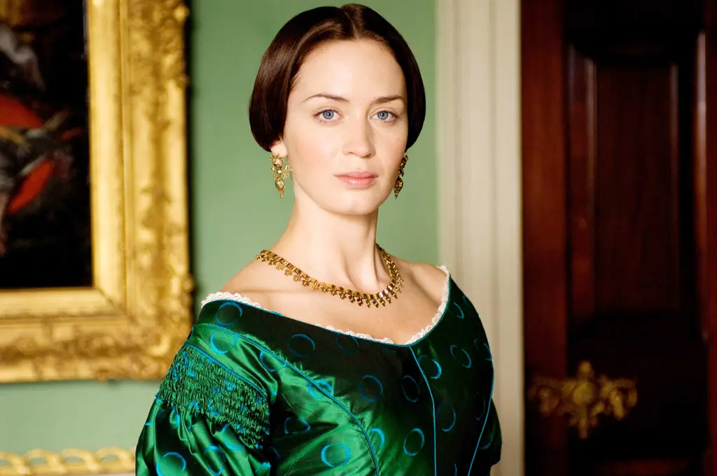 Emily Blunt sebagai Ratu Victoria