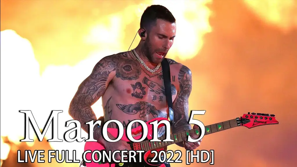 Maroon 5 sedang tampil live menyanyikan lagu Animals