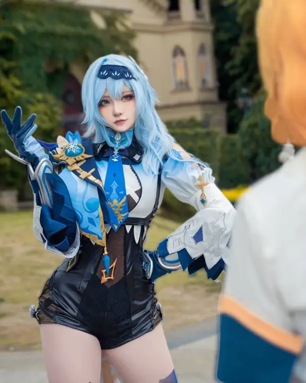 Cosplayer berpose dengan kostum anime