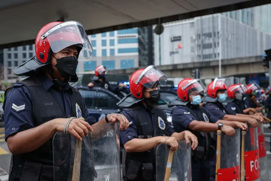 Ilustrasi polisi menangkap pelaku judi