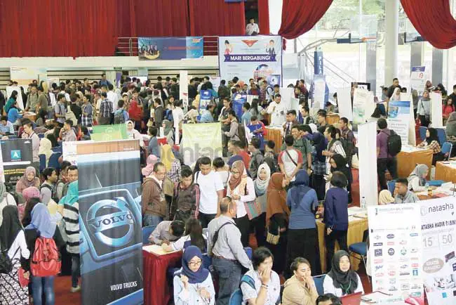 Suasana ramai di job fair Bandar Jaya