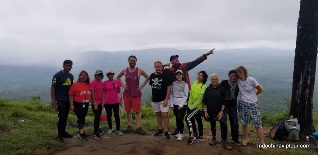 Gambar para pendaki sedang mendaki Gunung Phnom Aural