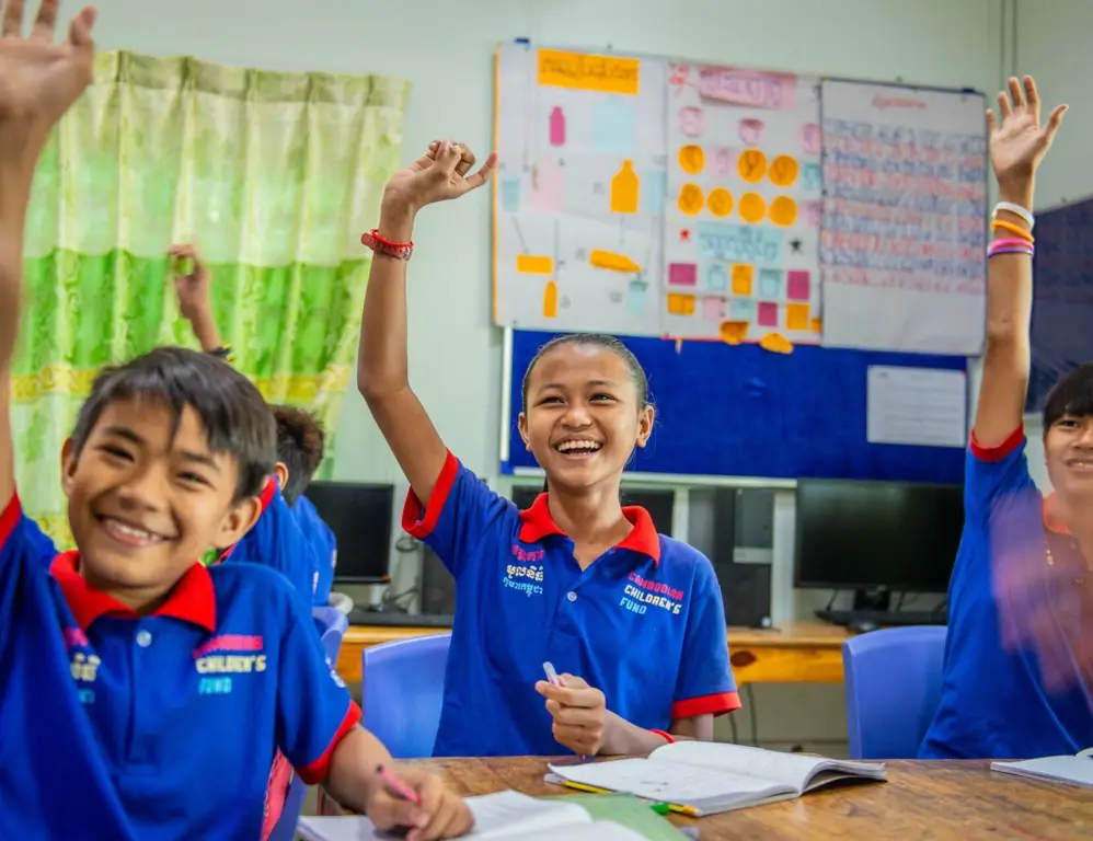 Anak-anak Kamboja yang sedang belajar di sekolah