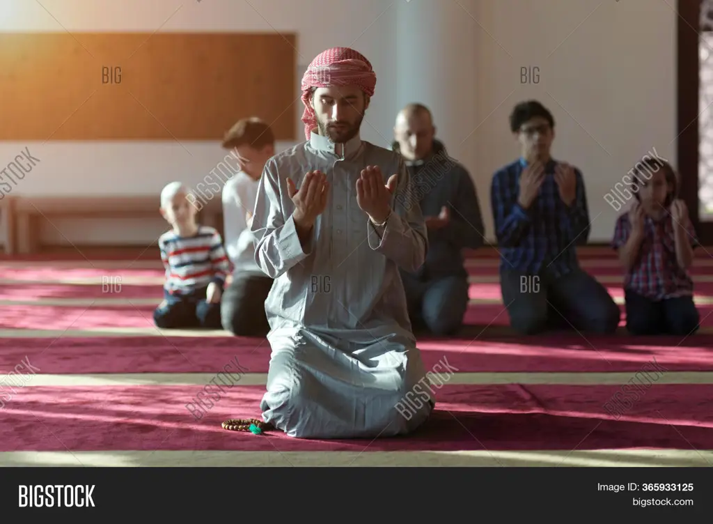 Sekelompok muslim sedang berdoa