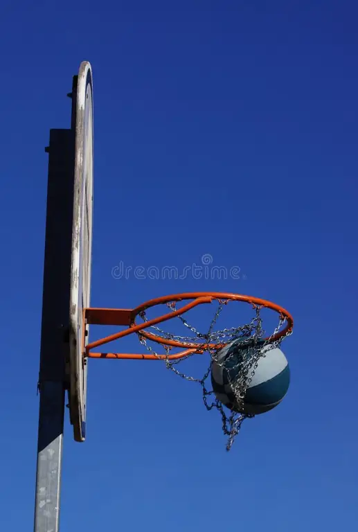 Aksi pertandingan bola basket