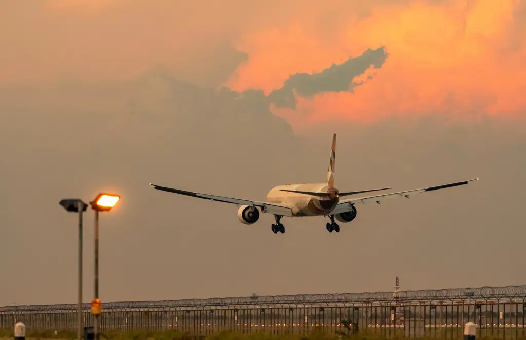 Pesawat mendarat di bandara kecil