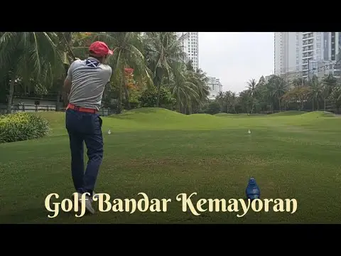 Seorang pegolf bahagia di Bandar Golf Kemayoran