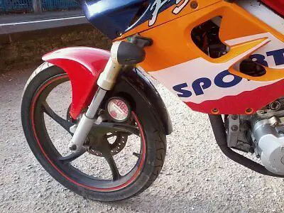 Gambar seseorang mengendarai sepeda motor Kaisar 328