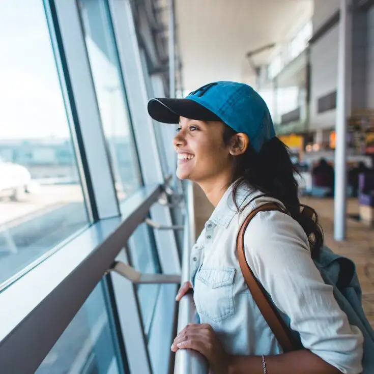 Seorang wisatawan bahagia di bandara