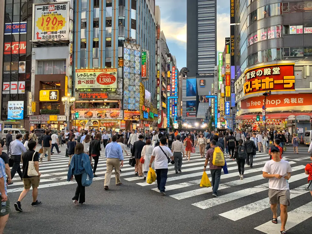 Remaja Jepang tengah menavigasi jalanan kota yang ramai