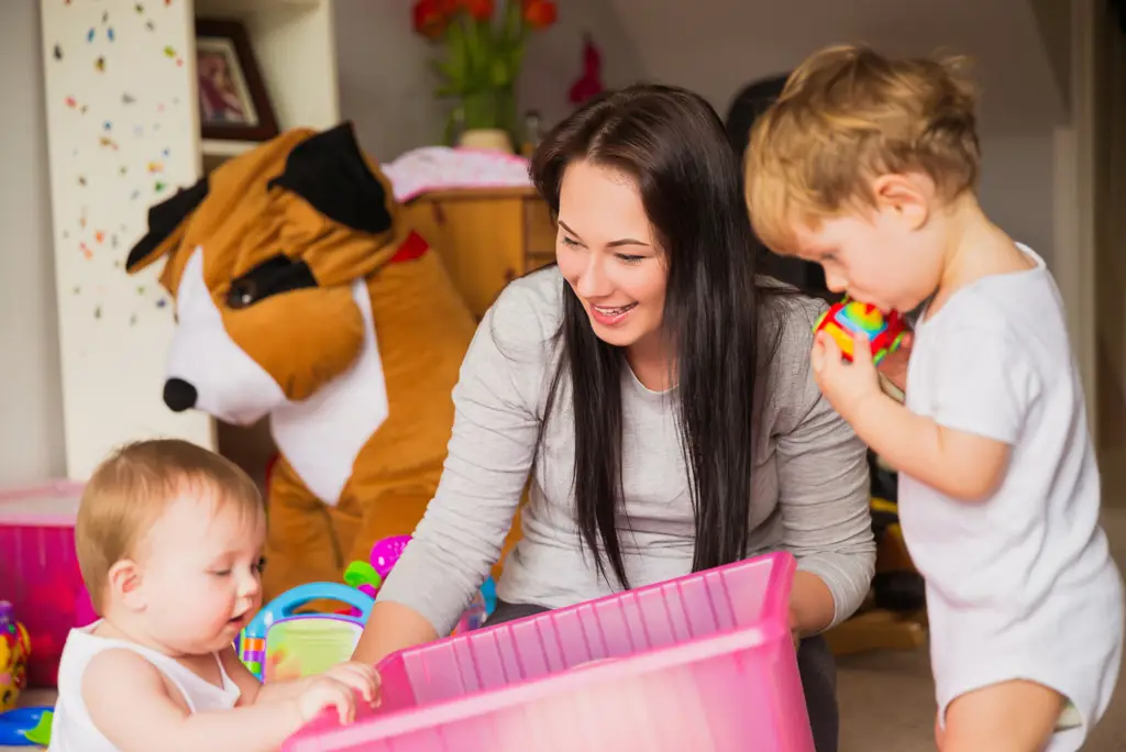 Pengasuh yang bertanggung jawab bersama anak-anak