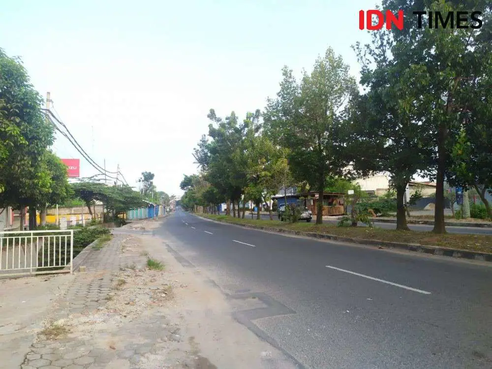 Petugas Dinas Perhubungan Kota Bandar Lampung mengatur lalu lintas