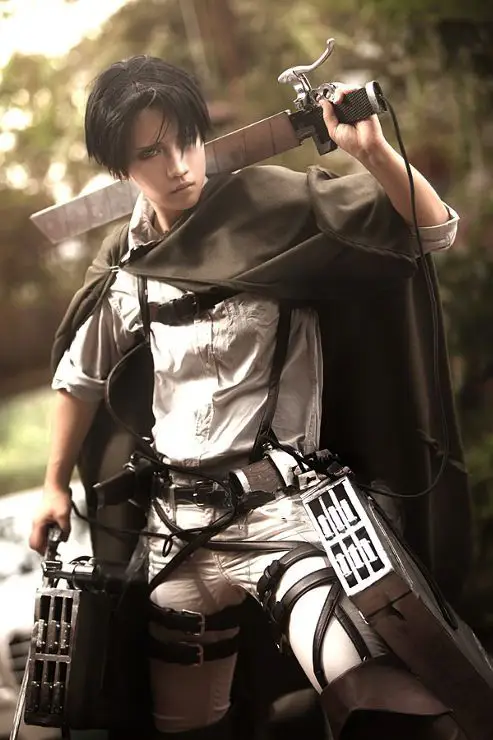 Foto-foto penggemar yang melakukan cosplay karakter dari Shingeki no Kyojin.