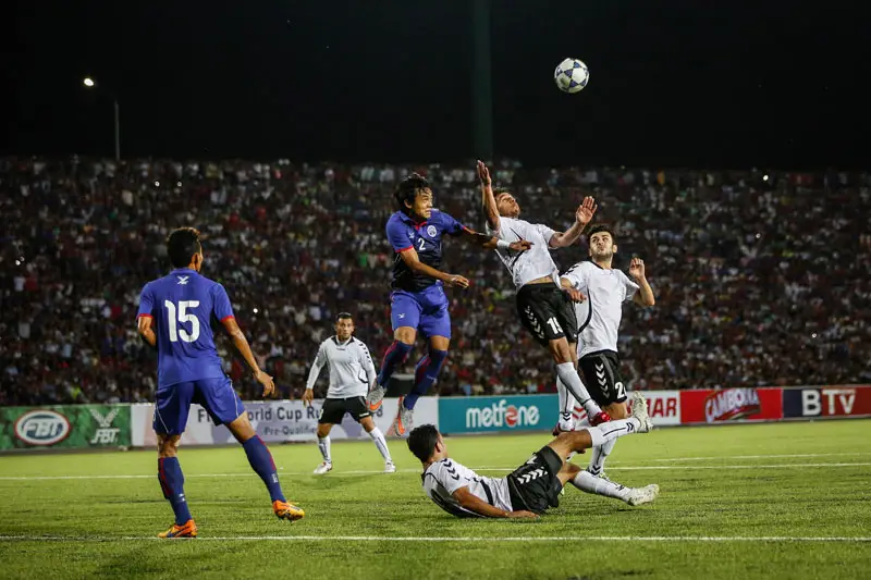 Para penggemar sepak bola Kamboja