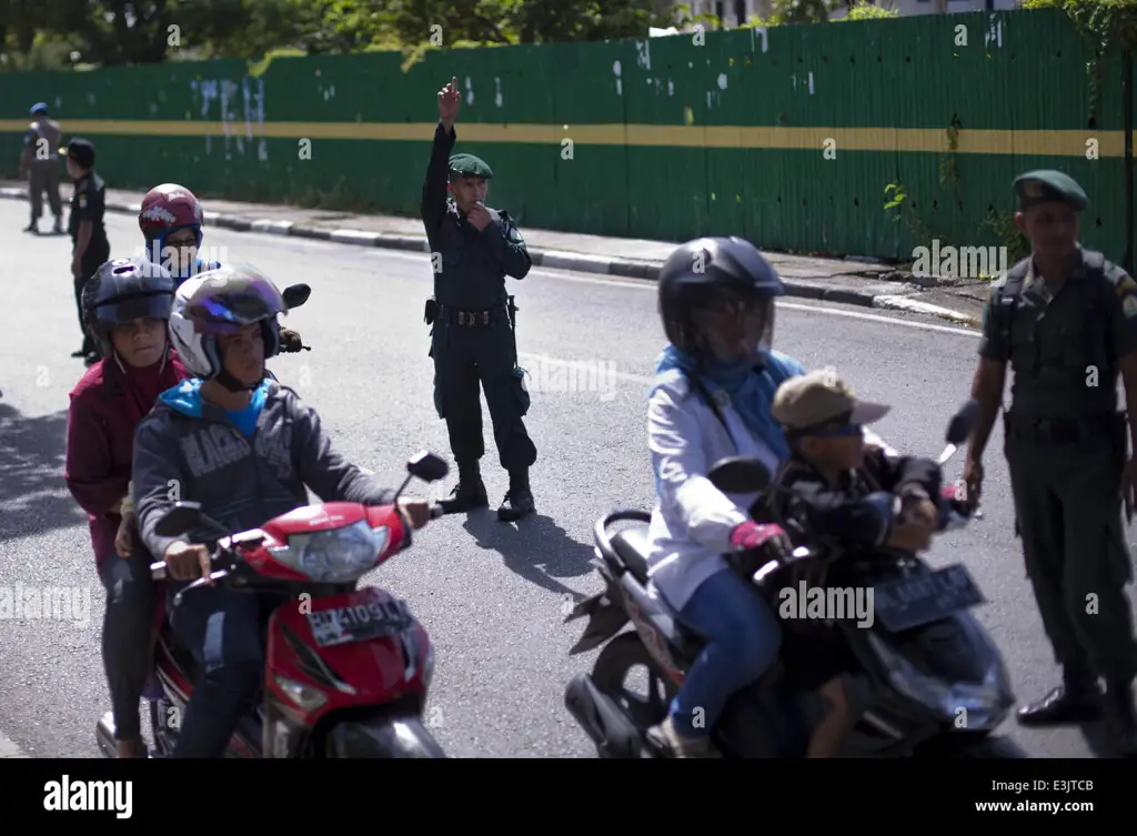 Petugas kepolisian melakukan penggerebekan bandar narkoba di Aceh Tamiang