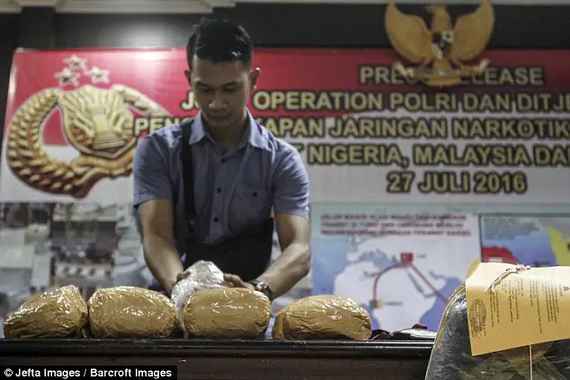 Petugas kepolisian Indonesia menggerebek sebuah lokasi terkait kasus narkoba.