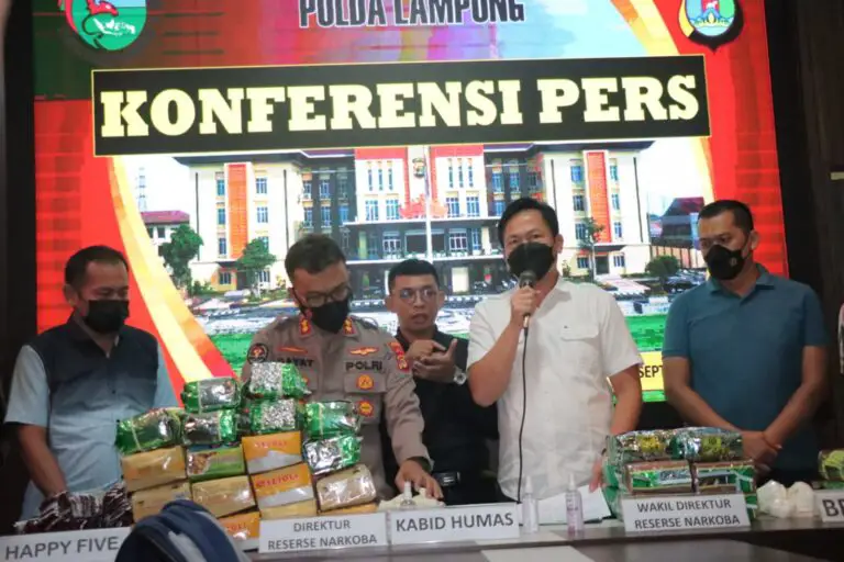 Petugas kepolisian mengamankan barang bukti narkoba dalam sebuah penggerebekan di Lampung.