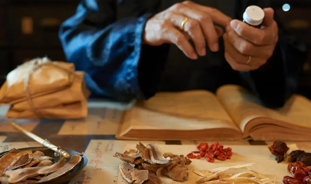 Pengobatan tradisional dengan menggunakan bahan alami