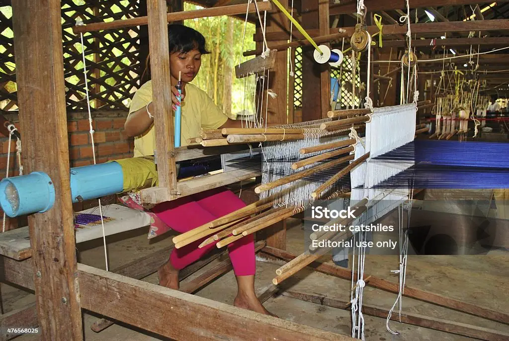 Proses pembuatan tenun sutra di Kamboja