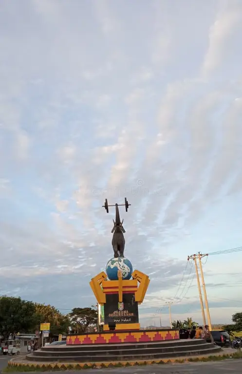 Para pengunjung berfoto bersama Tugu Gajah Bandar Lampung.