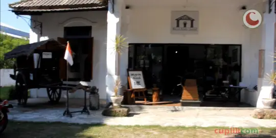 Pengunjung Museum Bandar Cimanuk tengah mengamati koleksi