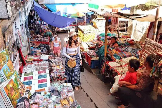 Gambar orang-orang berbelanja di Pasar Sukarame