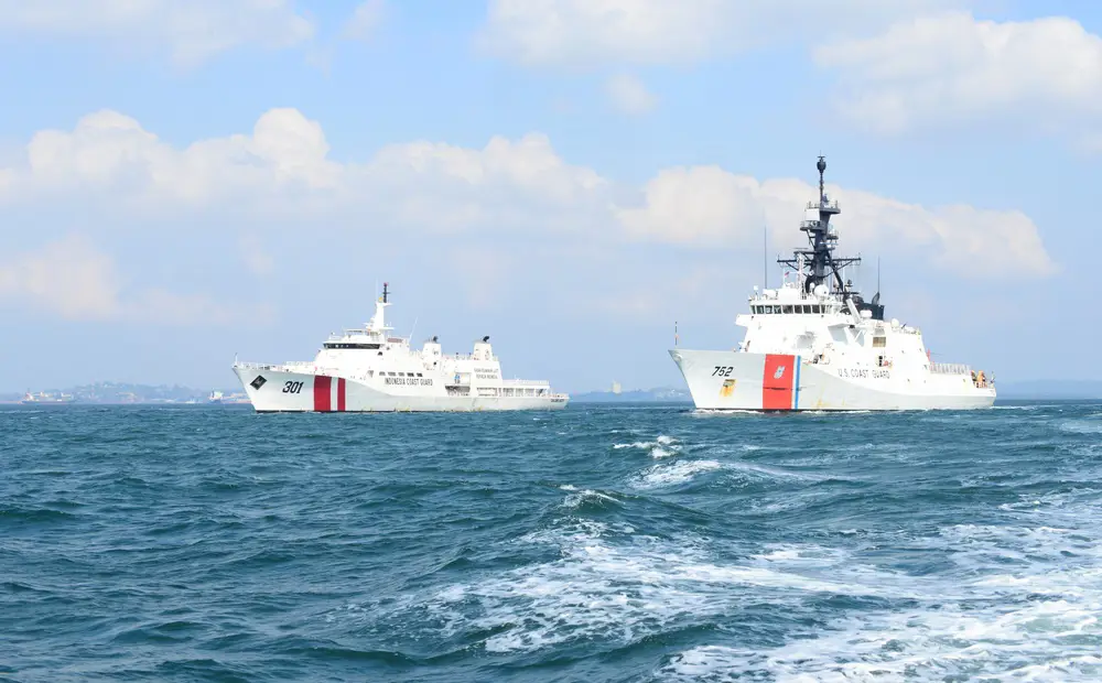 Foto kapal penjaga pantai Indonesia sedang berpatroli