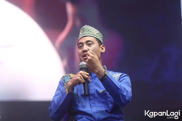 Penonton yang sedang gembira menyaksikan acara Ustaz Pink